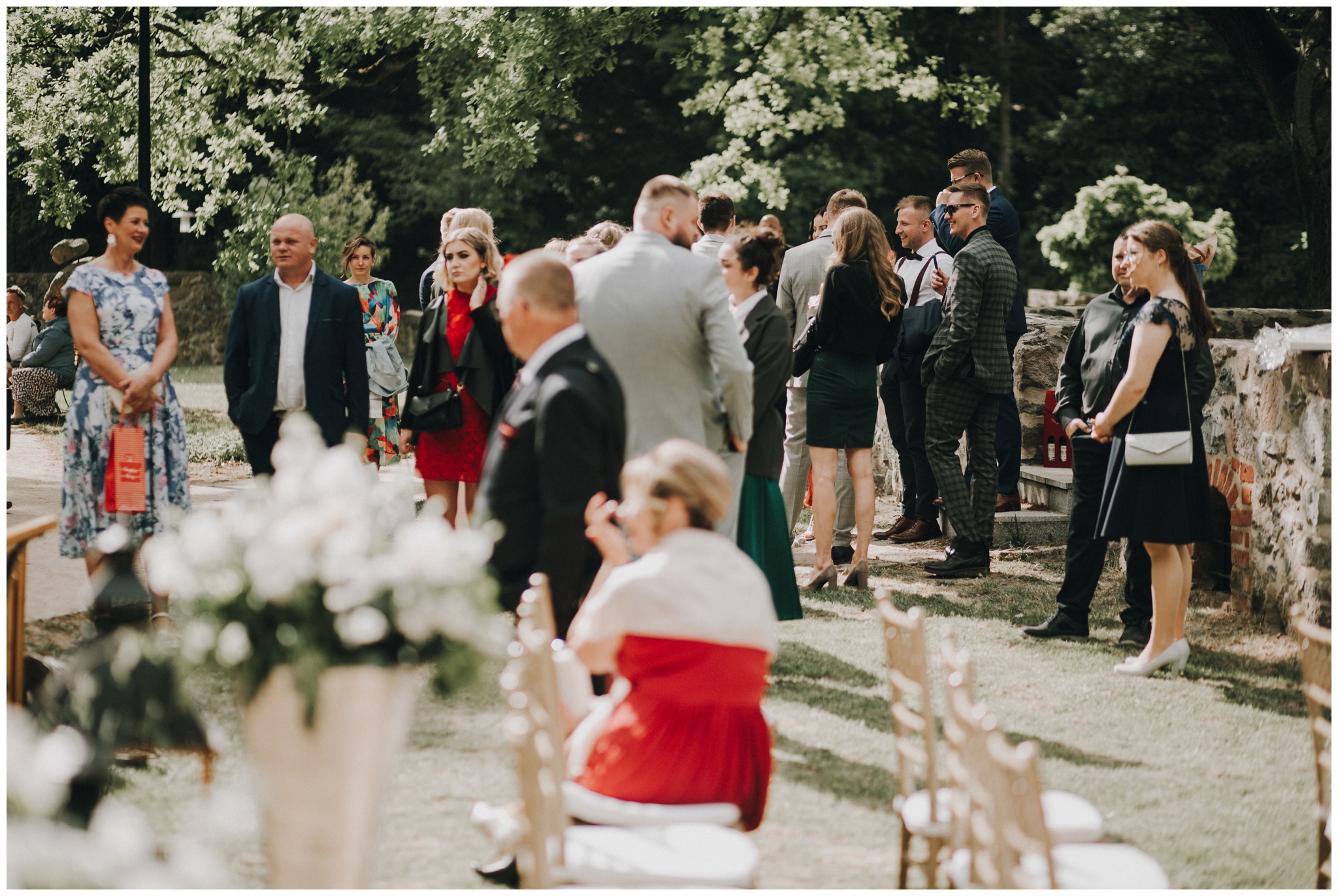 Goście podczas plenerowej ceremonii Karoliny i Patryka