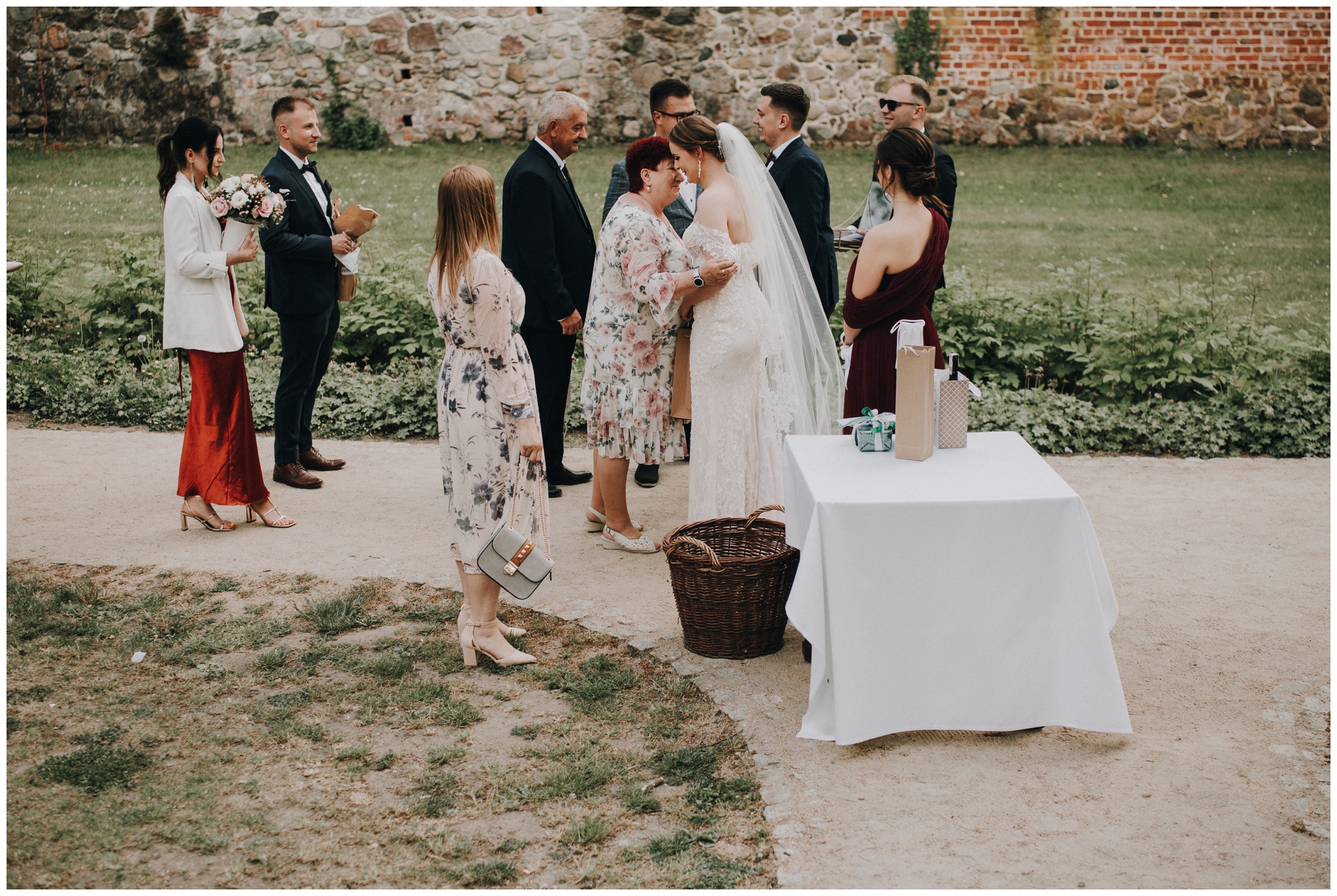 Karolina i Patryk przy stole podczas ślubu w plenerze w Łagowie