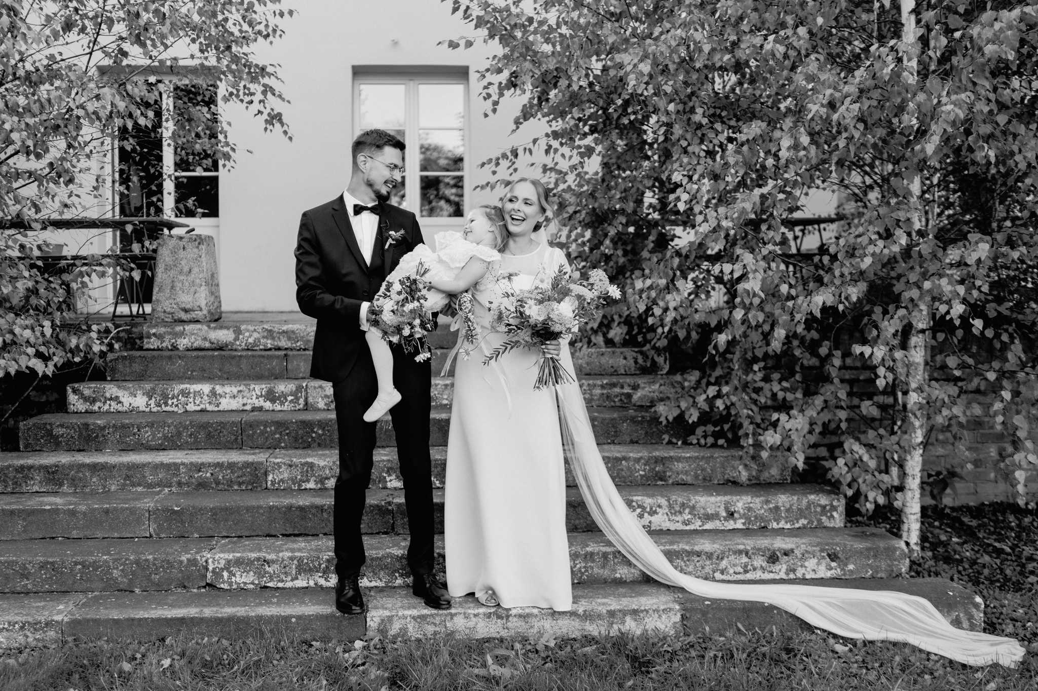 Marta i Artek przed ceglanym budynkiem podczas reportażu ślubnego